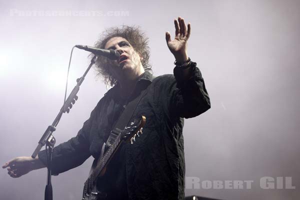 THE CURE - 2019-08-23 - SAINT CLOUD - Domaine National - Grande Scene - Robert James Smith